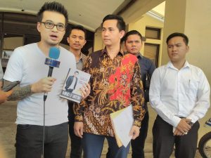 MICHAEL HOWARD LAPORKAN LAURA LAZARUS KE POLISI