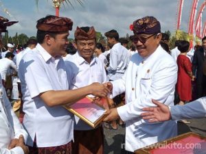 Kepala Bappeda Mentawai, Naslindo Sirait, Terima Penghargaan dari Gubernur Bali