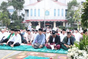 Ribuan Jamaah Sholat Idul Adha Padati Kantor Wali Kota Jakut