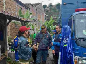 KEMENSOS SALURKAN BANTUAN KEBUTUHAN DASAR WARGA TERDAMPAK BANJIR JAKARTA DAN BANDUNG BARAT