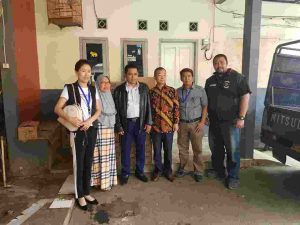 Mr. Meng Ji Wei Dirut China Railway dan Jerry Lumele Mengunjungi Korban Banjir di Kampung Melayu Kecil, Bukit Duri – Tebet Jakarta Selatan.