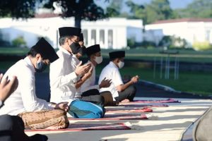 Presiden Jokowi Salat Idulfitri di Halaman Wisma Bayurini