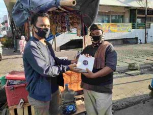 Di Hari Lebaran, PP GMKI Bekerja-sama dengan Gugus Tugas Percepatan Penanganan Covid-19 Membagikan 250 nasi kotak di wilayah Jakarta Pusat dan Jakarta Barat