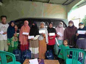 Askrindo Syariah Salurkan Bantuan Paket Sembako dan Uang Tunai Kepada Masyarakat