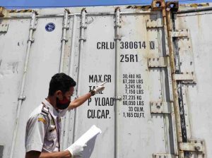Begini Cara Karantina Pertanian Periksa Kontainer di Pelabuhan Merauke