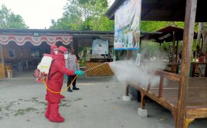 Polsek Kep Seribu Selatan Bersama Pemkab Lakukan Penyemprotan Disinfektan di Lokasi Wisata