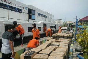 Polsek Kep Seribu Utara Lakukan Pengamanan Distribusi Paket Bansos di Pulau Kelapa