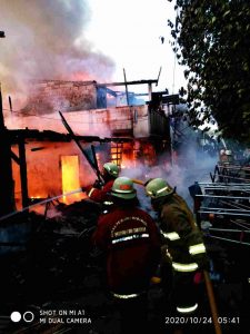 Belasan Unit Damkar Padamkan Kebakaran di Kelapa Gading Barat