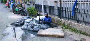 Antisipasi Genangan, Satgas SDA Kecamatan Pademangan Angkut Sedimen Lumpur dan Sampah