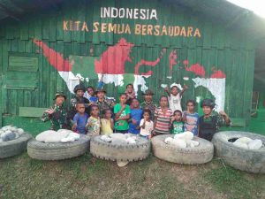 MEMPERINGATI HARI PAHLAWAN SATGAS YONIF PARA RAIDER 432/WSJ MENGAJAK ANAK PAPUA MENGGAMBAR PETA INDONESIA