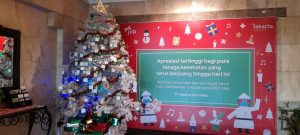 Rayakan Natal dan Tahun Baru, Tenaga Kesehatan Covid-19 Tulis Harapan di Pohon Natal Grand Cempaka Business Hotel
