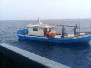 TNI AL SELAMATKAN KAPAL NELAYAN DI PERAIRAN PULAU TIKUS BENGKULU