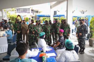 PANGKOARMADA I DAMPINGI PANGLIMA TNI TINJAU SERBUAN VAKSINASI TNI AL