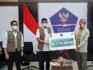 1 Tahun Perjuangan Melawan COVID-19 *Adaro Serahkan Bantuan Senilai Rp 2,75 Miliar untuk Operasional Ambulans Satgas COVID-19*