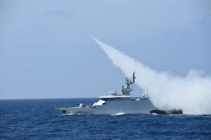 KRI Clurit-641 dan KRI Kujang-642 Sukses Tembakan Rudal C-705