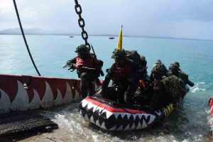 Tiga Kapal Perang Reembarkasi Pasukan Usai Latihan Pendaratan