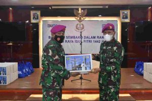 DANLANTAMAL III BERBAGI BINGKISAN HARI RAYA IDUL FITRI UNTUK PRAJURIT DAN PNS LANTAMAL III