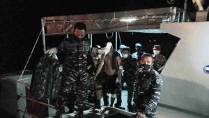 TIGA NELAYAN KORBAN LUKA BAKAR TIBA DI PANGKALAN TNI AL RANAI