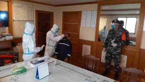 POS TNI AL MUNTOK LANAL BABEL LAKSANAKAN PENGAWASAN TEST SWAB DI KAPAL YANG DI KARANTINA AKIBAT COVID-19