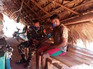 Satgas Pamtas Yonarmed 6/3 Kostrad Door To Door Beri Layanan Kesehatan dan Edukasi Warga Patuhi Prokes