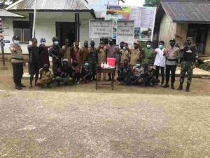 Bantu Pemerintah Cegah Penyebaran Covid-19 di Wilayah Perbatasan, Satgas Yonif 512/QY Semprot Disinfektan