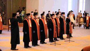 KETUA MAHKAMAH AGUNG MELANTIK DAN MENGAMBIL SUMPAH 7 HAKIM AGUNG BARU