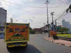 Penampakan Tulisan Bak Belakang Truk “Pelan Tapi Pasti, Truk Ini Siap Angkut Alat Pentas Lagi” Berseliweran di Yogyakarta