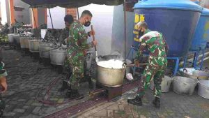 Yonbekang 2/MWJ/2 Kostrad Bantu Logistik Pasca Banjir Bandang di Kota Batu