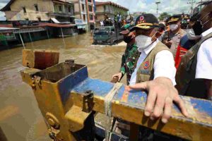 Kunjungi Sintang, Kepala BNPB Sampaikan Bantuan dan Langkah-langkah Penanganan Banjir Kalimantan Barat