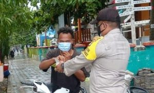 Secara Door to Door, Polres Kepulauan Seribu Himbau ProKes dan Bagikan 1.400 Masker ke Warga
