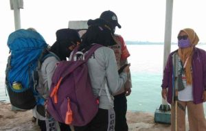 75 Penumpang Kapal Tiba Di Dermaga Kedatangan Pulau Untung Jawa Scan Barcode Peduli Lindungi