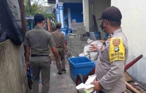 Tak Bermasker, 2 Dari 8 Pelanggar ProKes Disanksi Kerja Sosial Oleh Tim Ops Yustisi Gabungan Polsek Kep Seribu Utara