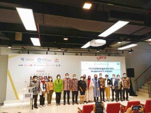 Road to JMFW 2022: Dukung Indonesia jadi Pusat Fesyen Busana Muslim, APR Gelar Webinar dan Teken MoU dengan 7 Institusi Pendidikan