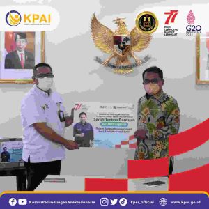 KPAI KOLABORASI DENGAN KEMENTERIAN BUMN: PEMBERIAN 10 LAPTOP BAGI PENERIMA ANUGERAH KPAI 2022