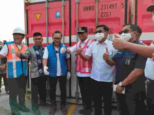 Menteri Perdagangan Zulkifli Hasan memimpin pelepasan minyak goreng kemasan rakyat untuk Indonesia Bagian Timur.