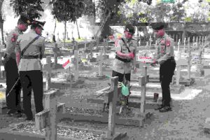 Sambut HUT Bhayangkara ke-77, Polda Metro Jaya Ziarah dan Tabur Bunga di TMP Pondok ArenSambut HUT Bhayangkara ke-77, Polda Metro Jaya Ziarah dan Tabur Bunga di TMP Pondok Aren