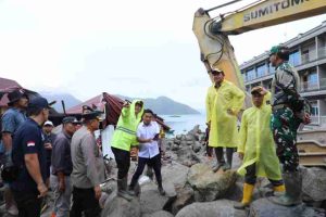 Kapolda Sumut Salurkan Bantuan dan Pastikan Pencarian Korban Longsor di Humbahas