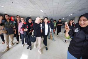 Tiba di Sulut, Atikoh Disambut Tarian Perang Khas Minahasa