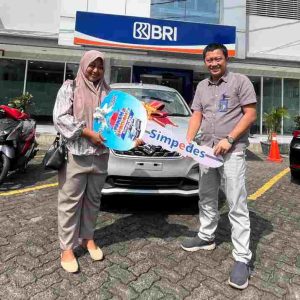 BRI Kanca Pondokgede Serahkan Hadiah Mobil kepada Pemenang Panen Undian Simpedes Periode 2 Tahun 2023