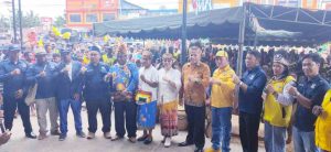Ribuan Orang Antar Yakob Suharto Mendaftar Di KPU Boven Digoel