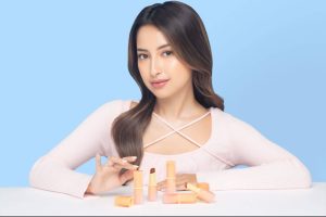 Azarine X Jennifer Coppen Resmi Luncurkan Glowkiss Sunscreen Lip Balm SPF 35 PA+++ : 3 in 1 Lip Balm Andalan untuk Bibir Sehat & Glowing!